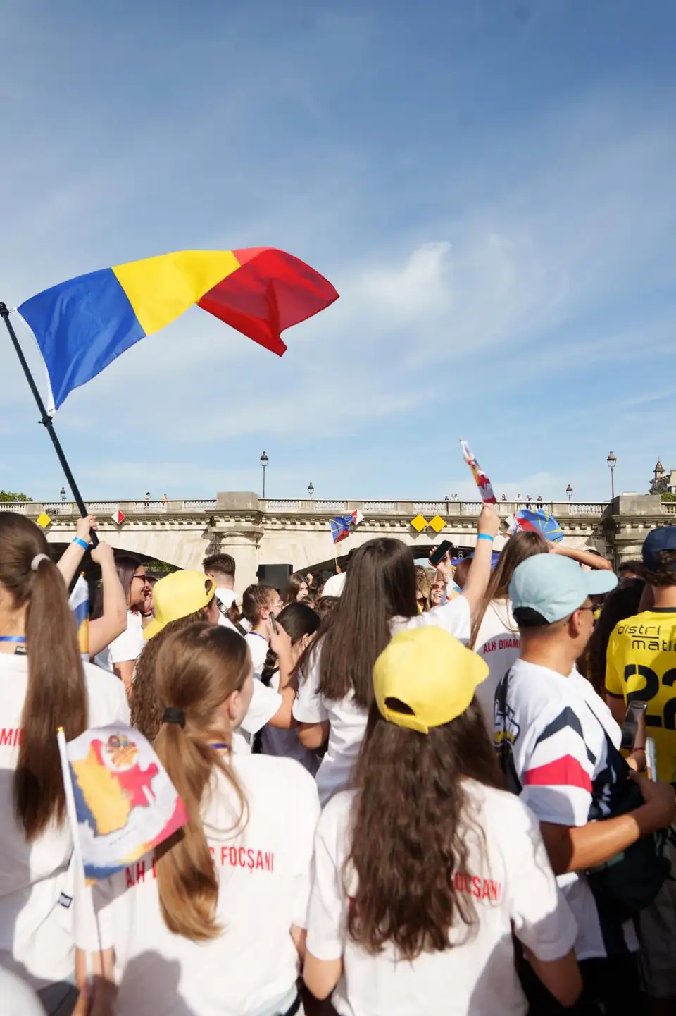 Bandera rumana ondeando en el barco de la ceremonia de apertura