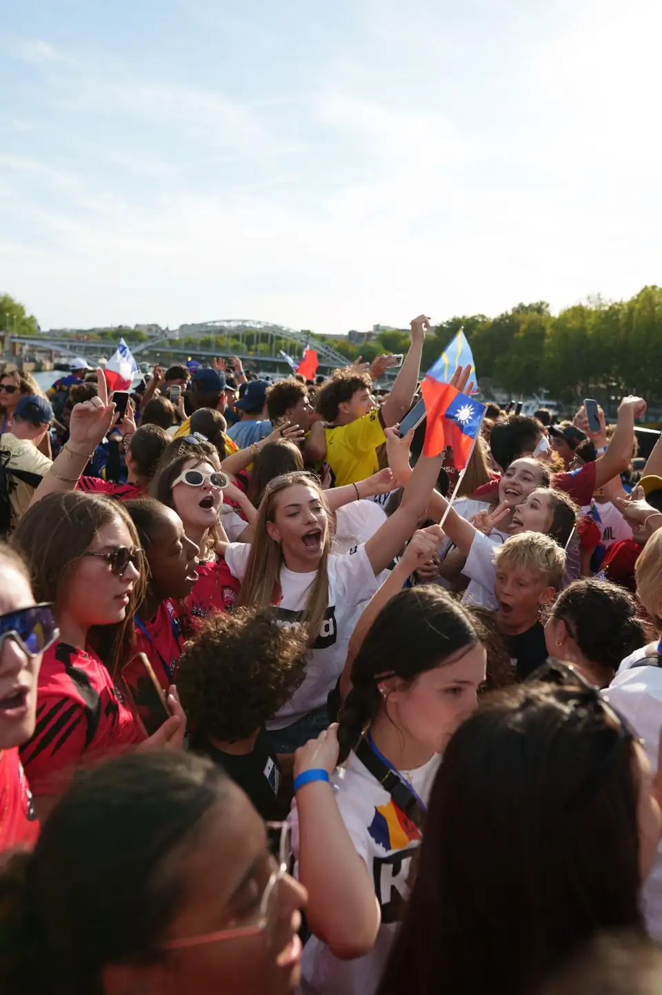 Jugadores y aficionados reunidos en el barco de la ceremonia de apertura
