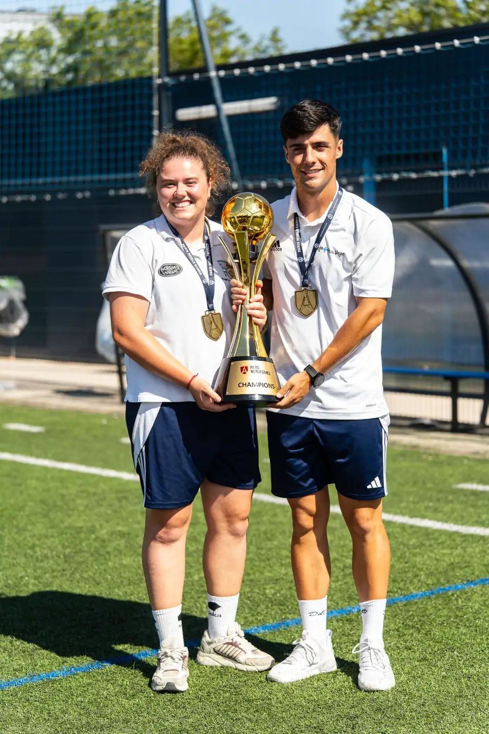 Dos jugadores posando con el trofeo de los Paris World Games