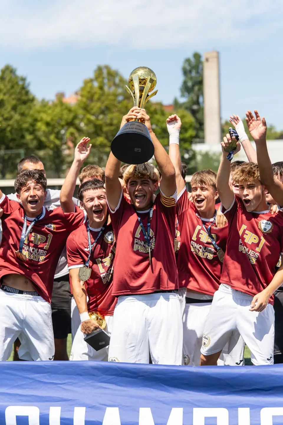 Équipe de jeunes footballeurs soulevant la coupe des champions