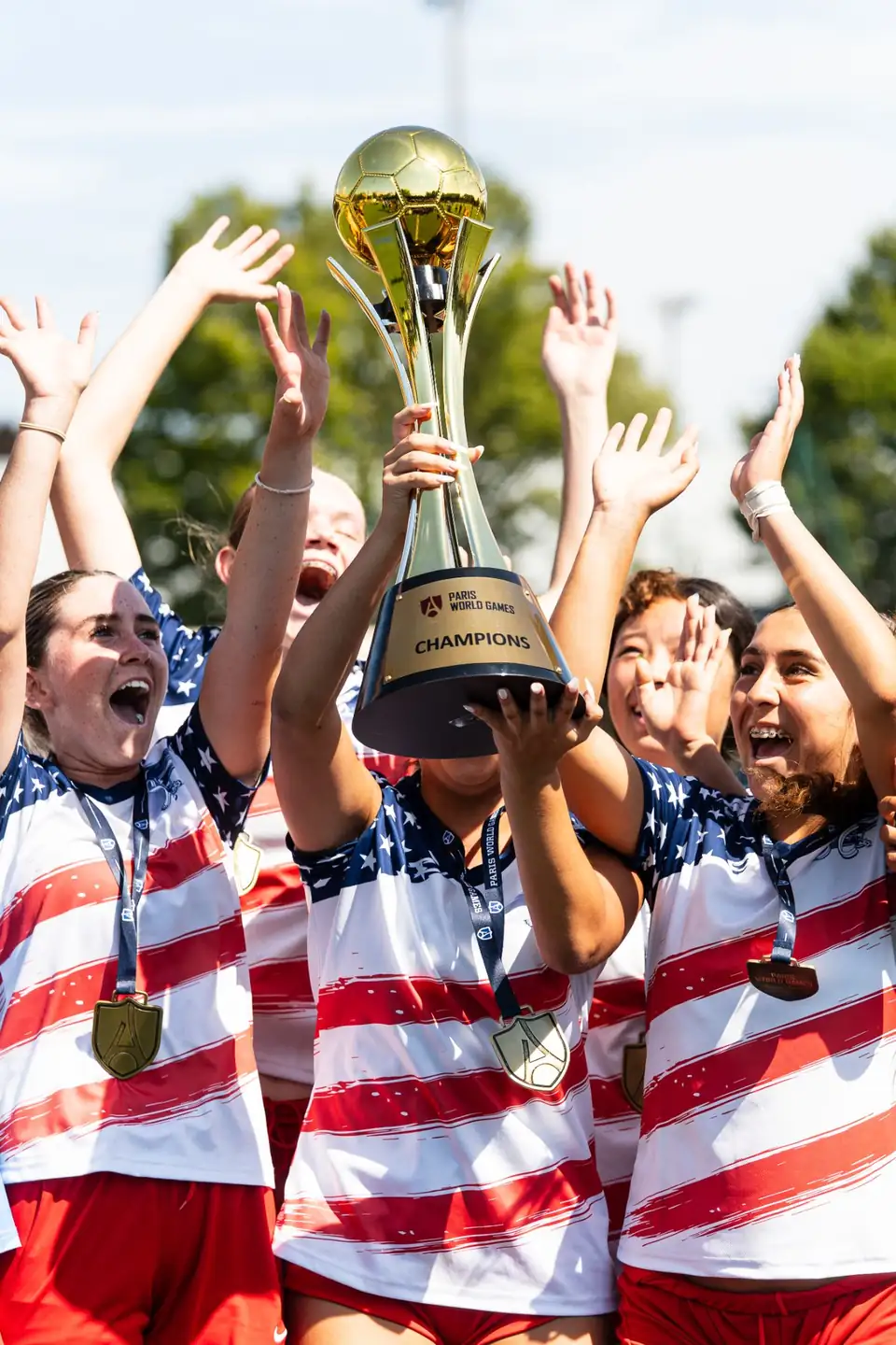 Équipe féminine américaine soulevant son trophée