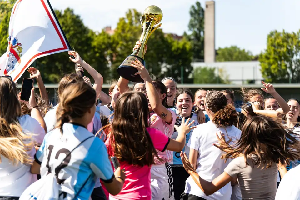 Équipe laissant éclater sa joie autour du trophée