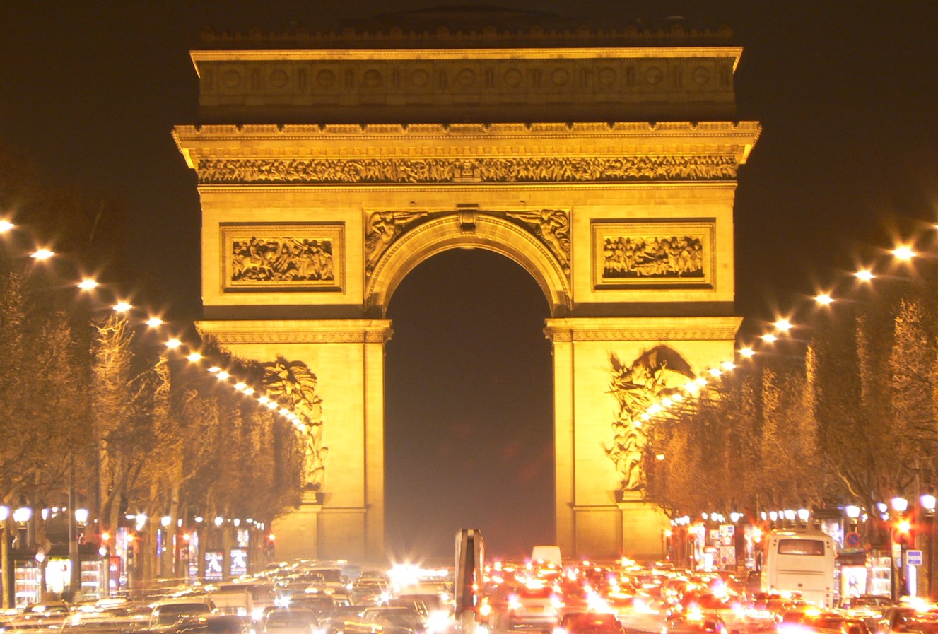 Au bout des Champs Elysées s'érige l'Arc de Triomphe