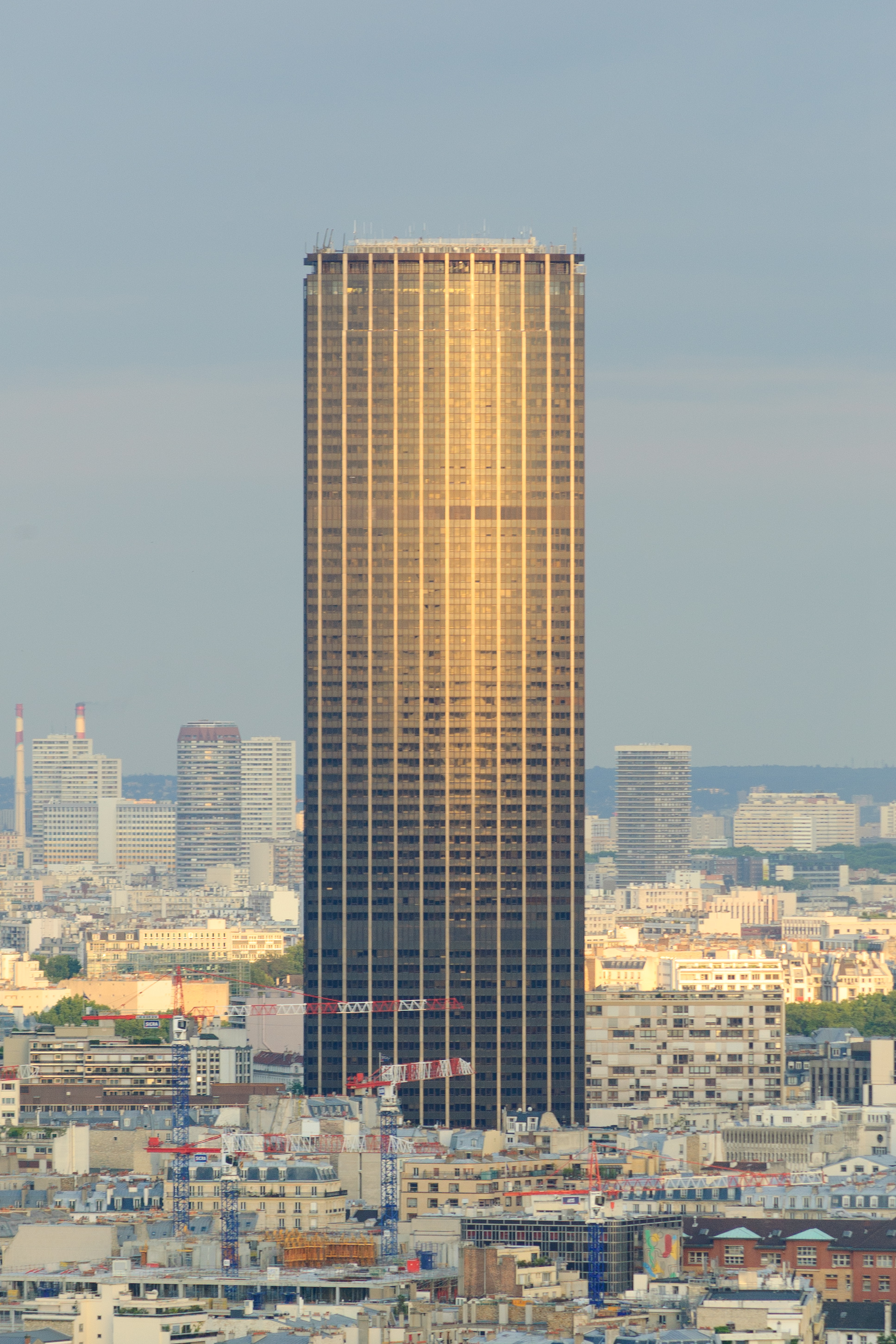 The Montparnasse tower take the Sun